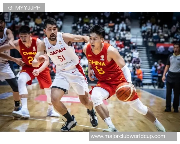 中国男篮迎战波兰队全力以赴争取胜利展现团队精神与拼搏决心